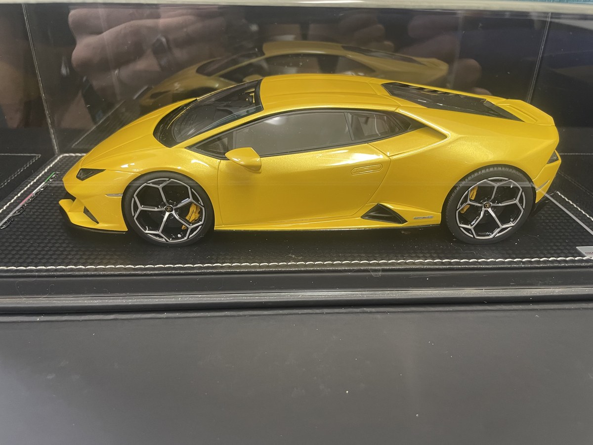 Lamborghini Huracán EVO 1:18 scale model car in acrylic display case
